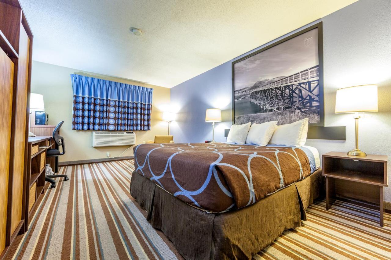 Отель Super 8 By Wyndham Kamloops On The Hill Экстерьер фото