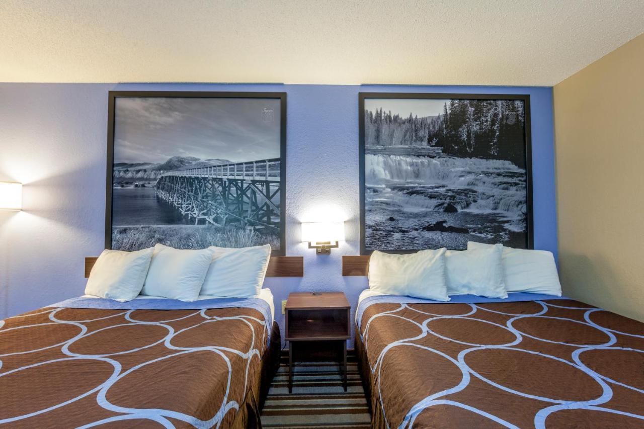 Отель Super 8 By Wyndham Kamloops On The Hill Экстерьер фото