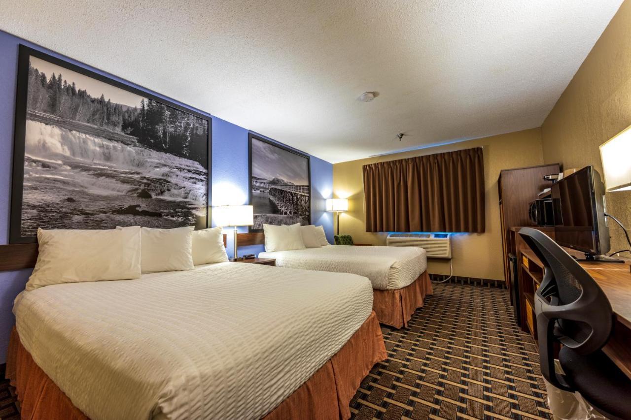 Отель Super 8 By Wyndham Kamloops On The Hill Экстерьер фото