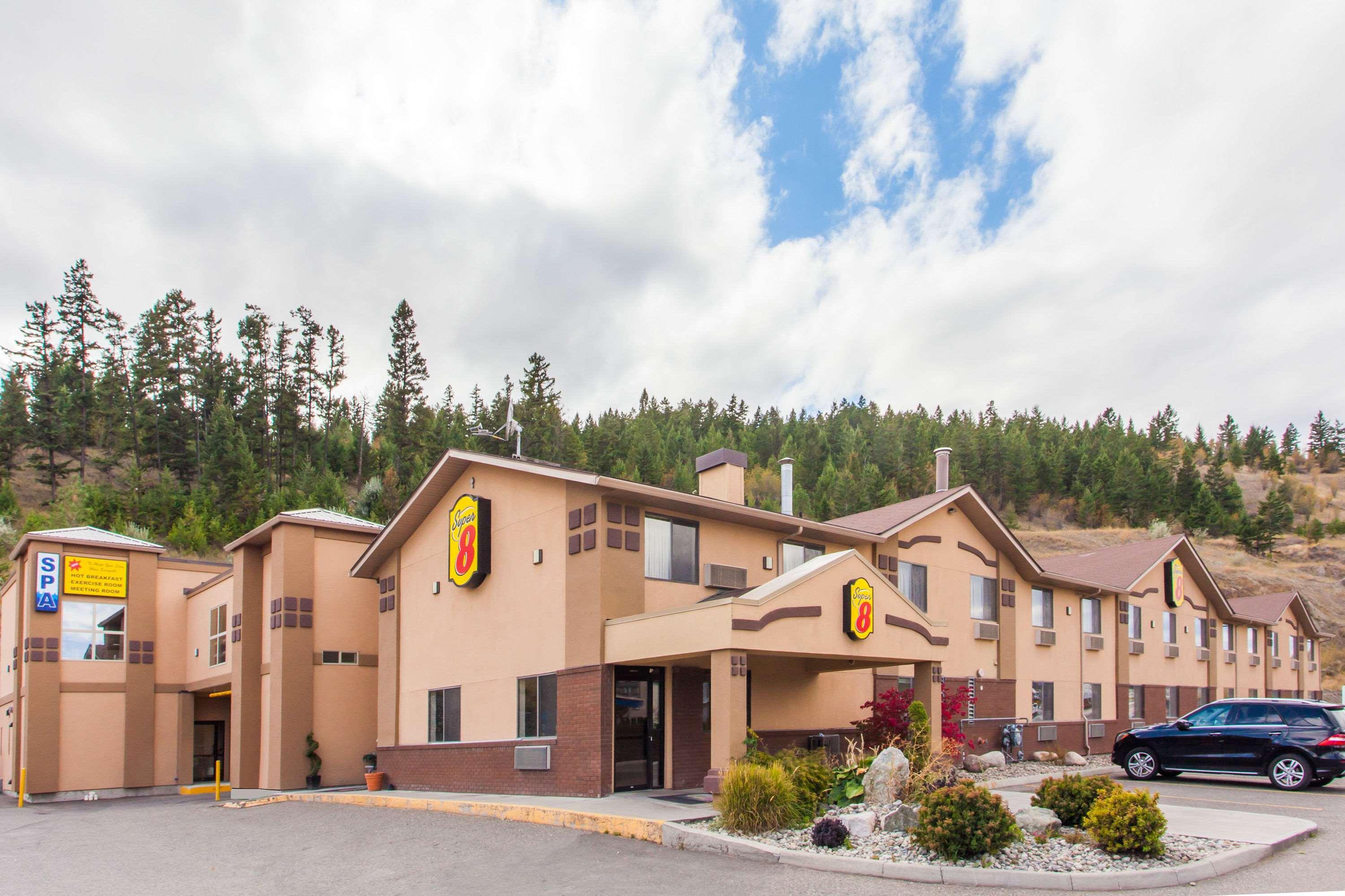 Отель Super 8 By Wyndham Kamloops On The Hill Экстерьер фото