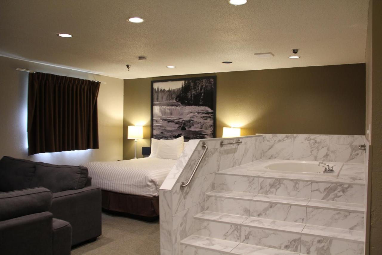 Отель Super 8 By Wyndham Kamloops On The Hill Экстерьер фото