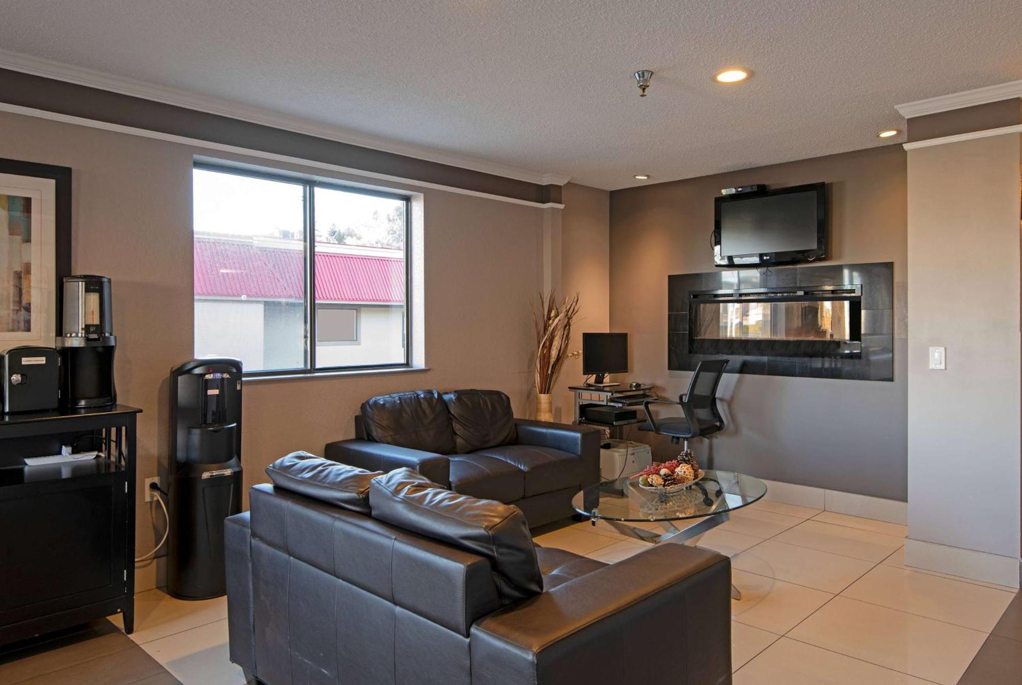 Отель Super 8 By Wyndham Kamloops On The Hill Экстерьер фото