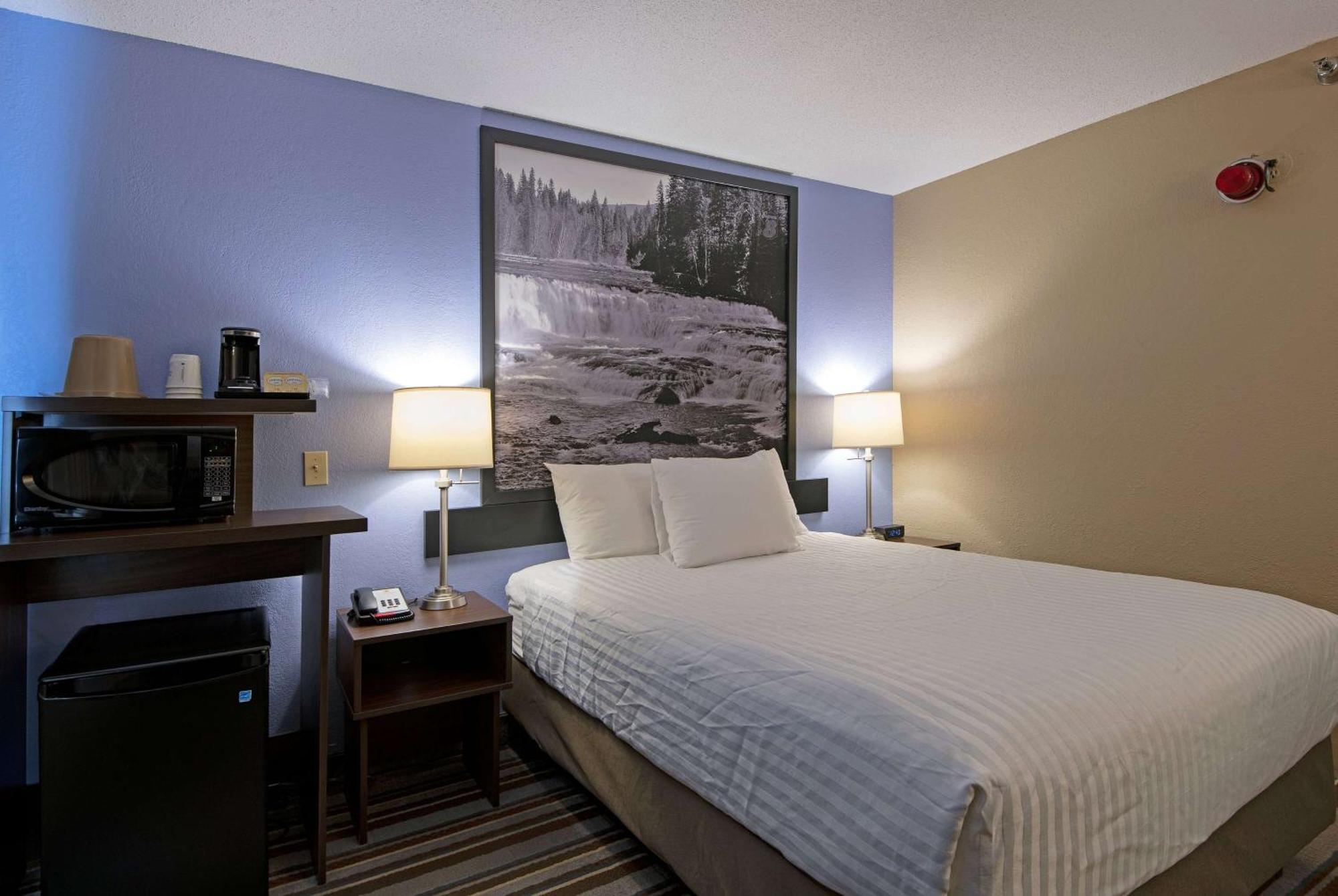 Отель Super 8 By Wyndham Kamloops On The Hill Экстерьер фото