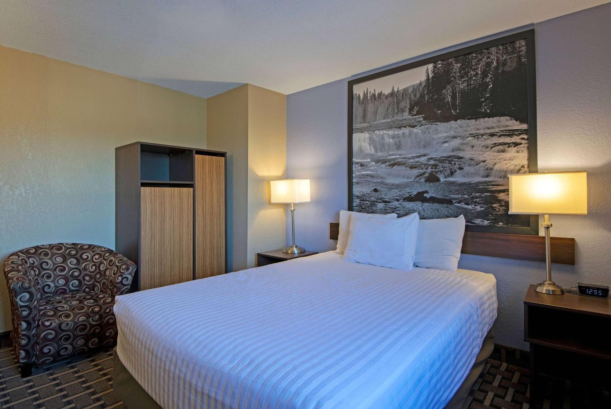 Отель Super 8 By Wyndham Kamloops On The Hill Экстерьер фото