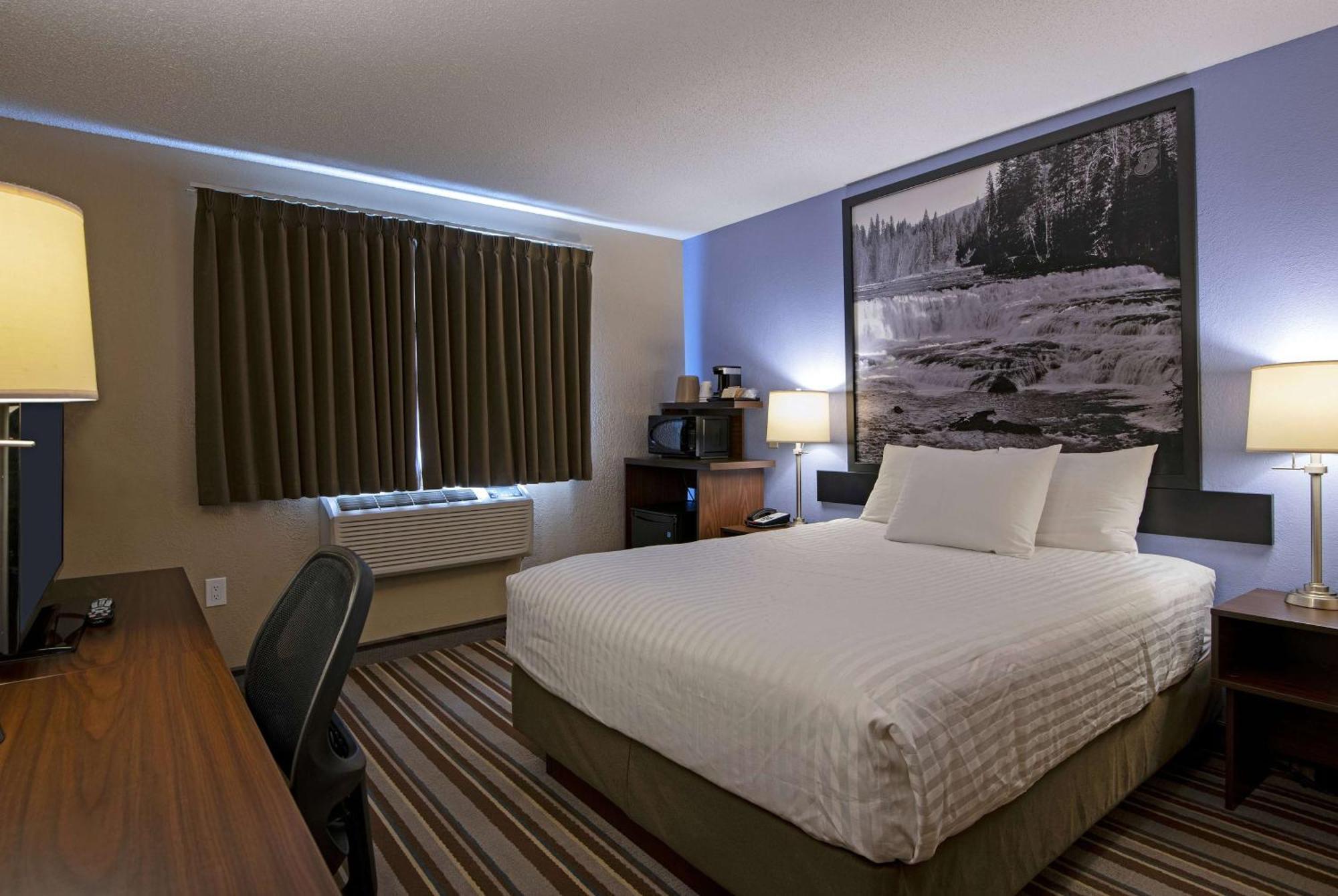 Отель Super 8 By Wyndham Kamloops On The Hill Экстерьер фото