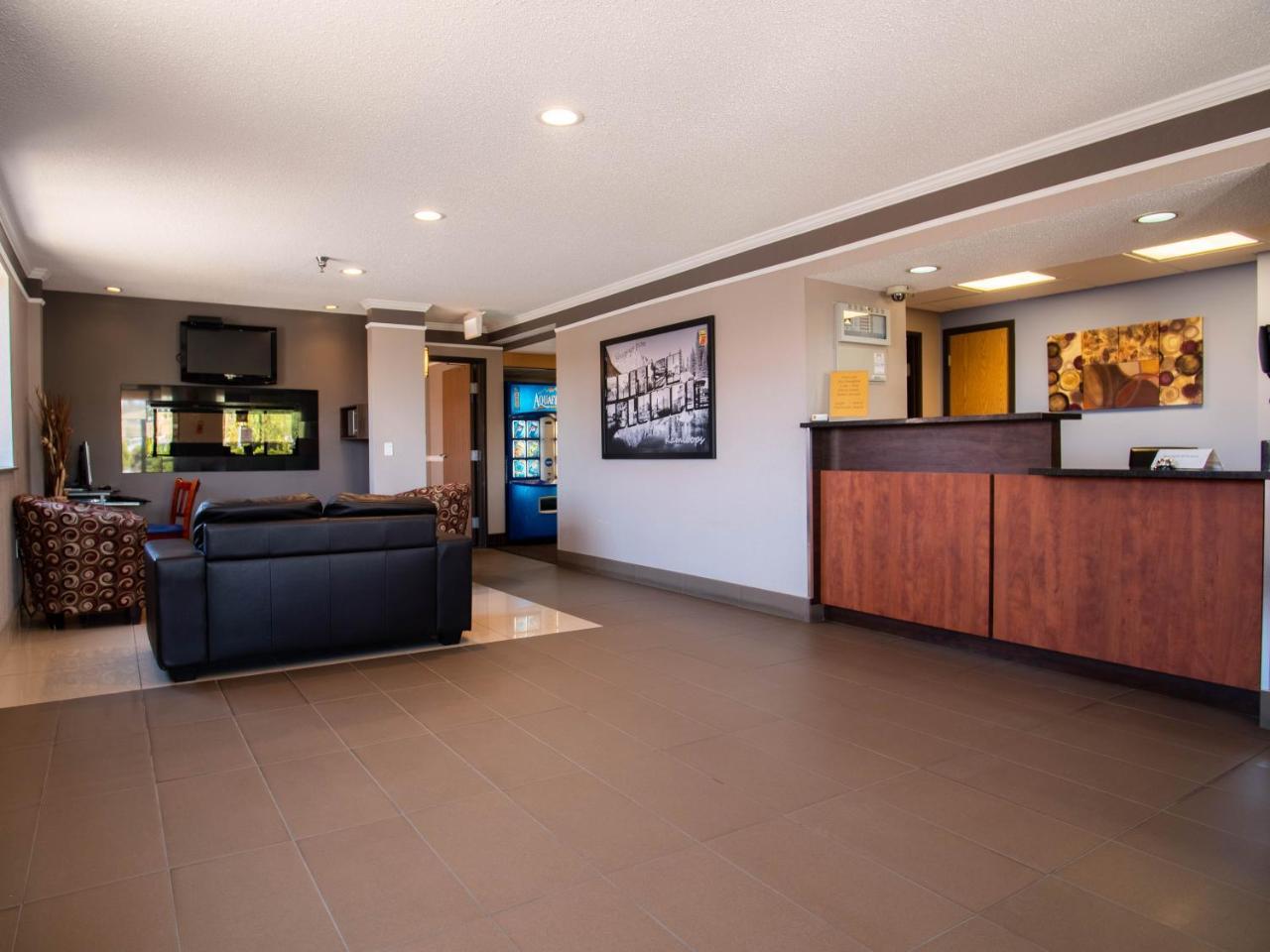 Отель Super 8 By Wyndham Kamloops On The Hill Экстерьер фото