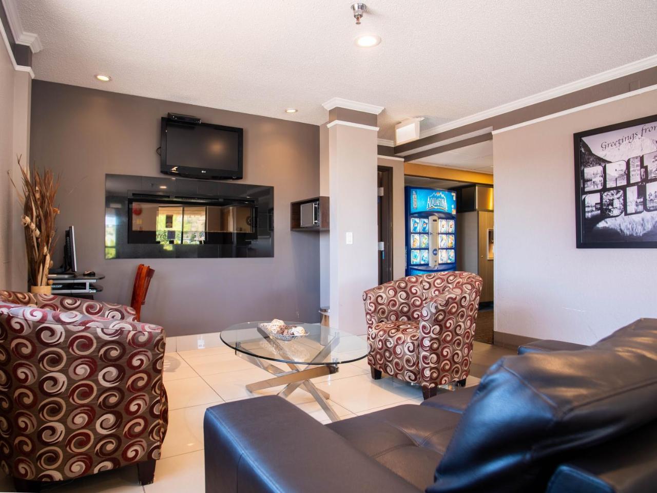 Отель Super 8 By Wyndham Kamloops On The Hill Экстерьер фото
